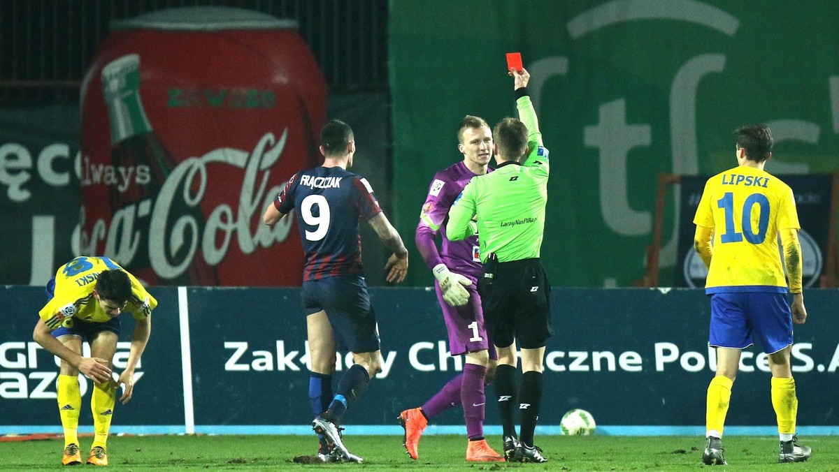 Po emocjonującym i pełnym zwrotów akcji spotkaniu Pogoń Szczecin przegrała z Ruchem Chorzów 2:3 (2:1) w ostatnim meczu 26. kolejki Ekstraklasy. Przełomowym momentem spotkania była sytuacja z 69. minuty, gdy po swoim własnym błędzie czerwoną kartkę otrzymał bramkarz Portowców Jakub Słowik.