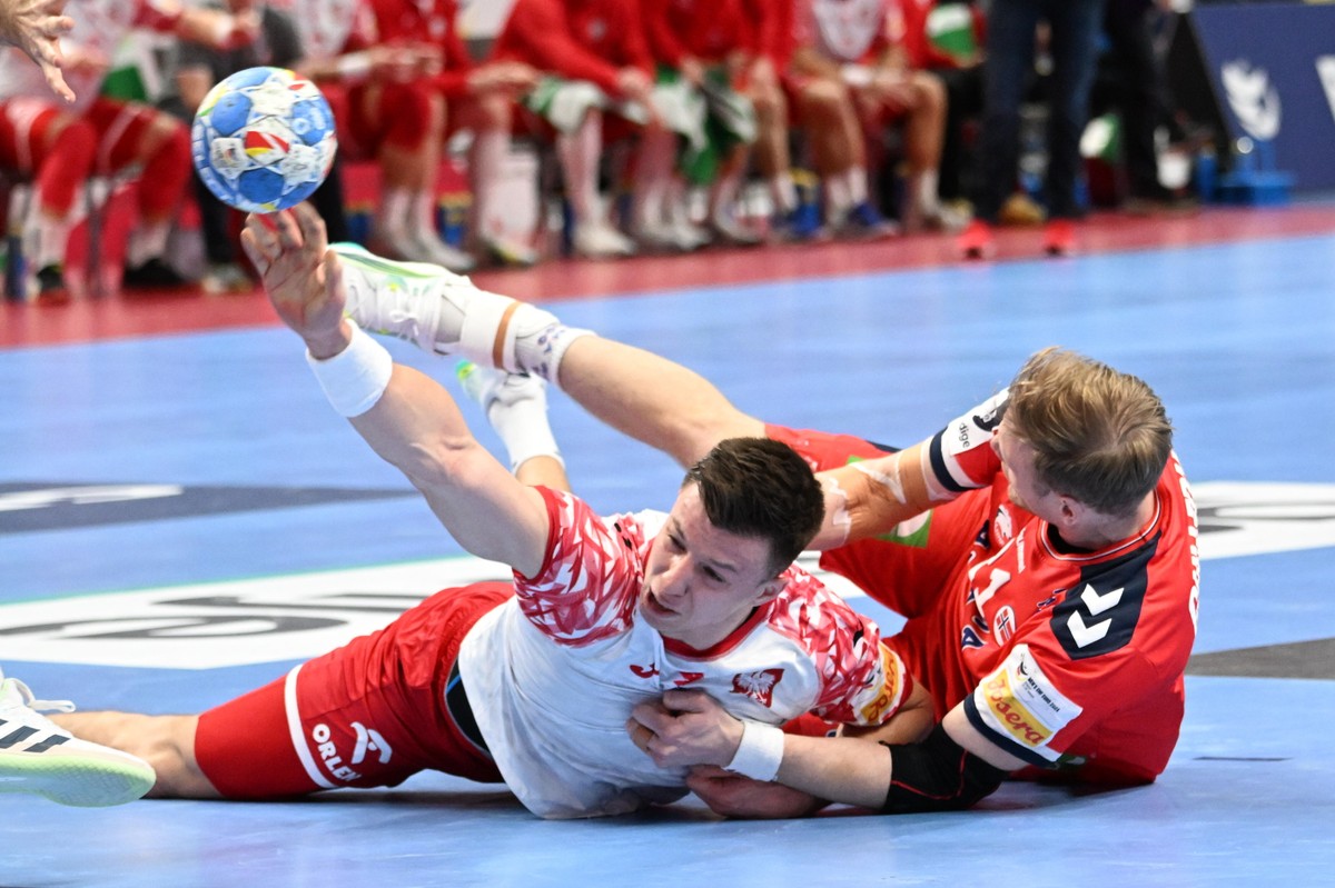 \Polak Michał Olejniczak (L) i Magnus Gullerud (P) z Norwegii podczas meczu grupy D mistrzostw Europy piłkarzy ręcznych w Berlinie