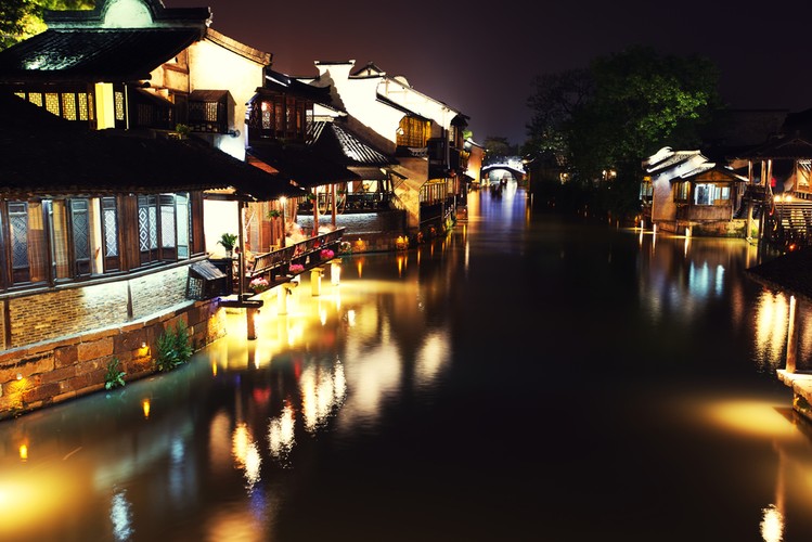 2. Jiangsu – prowincja położona w środkowej części wschodniego wybrzeża ChRL. Z PKB na poziomie 752 mld USD region, zamieszkiwany przez ponad 76 mln ludzi, wyprzedza Turcję, która miała w 2010 roku PKB wielkości 735 mld USD. Stolicą prowincji jest Nankin, miasto położone nad rzeką Jangcy. Władze Republiki Chińskiej, które urzędują na Tajwanie, uznają je nadal za stolicę całych Chin. W Nankinie rozwinęło się ponad 40 różnych gałęzi przemysłu, w tym wysokiej specjalizacji, np. telekomunikacja i elektrotechnika.   Na zdjęciu stare miasto w Xizha nocą położone w prowincji Jiangsu.