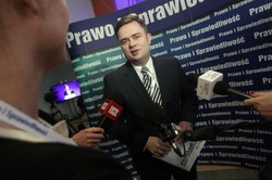 Hofman krytykuje Sikorskiego za Ukrainę. "Wraca polskie piekiełko"