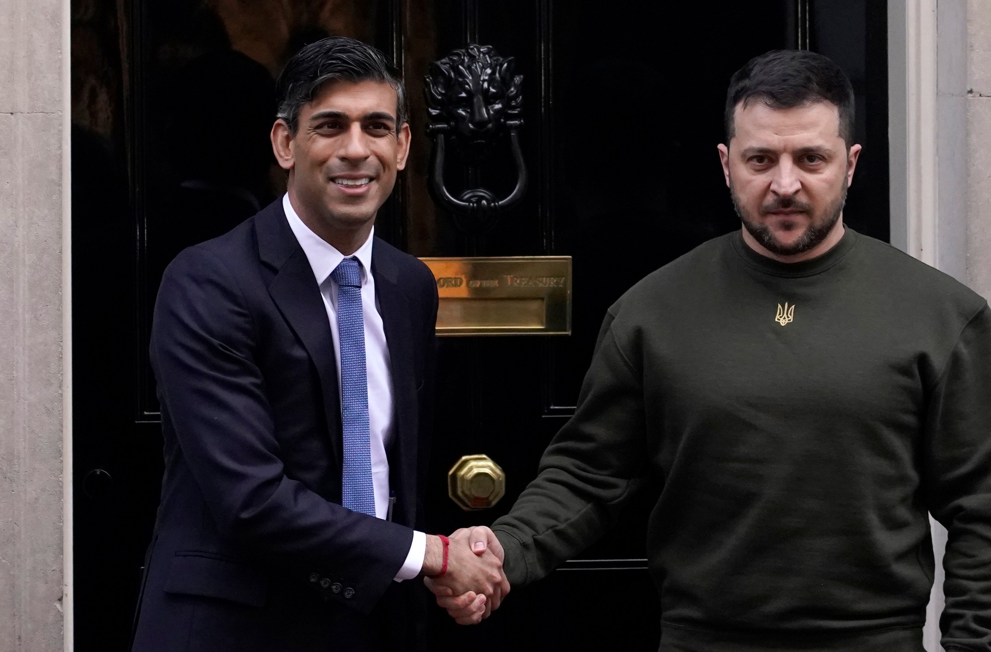 Ukrajinský prezident Volodymyr Zelenskyj (vpravo) a britský premiér Rishi Sunak pózujú na Downing Street 10 v Londýne v stredu 8. februára 2023.