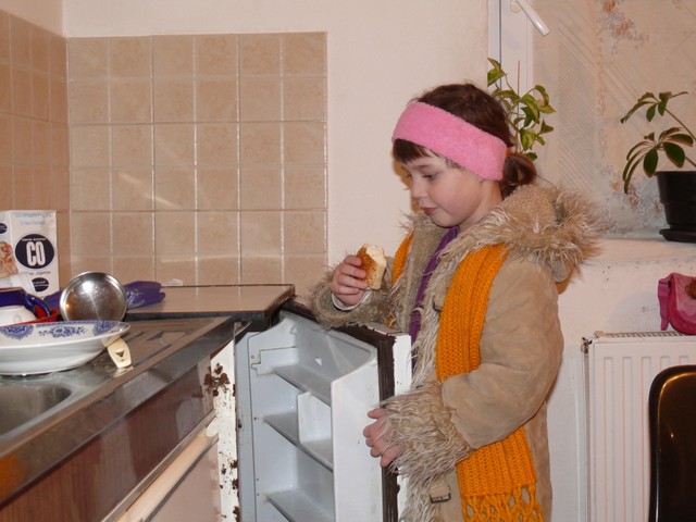 Frižider je uglavnom prazan, pa komad hleba zameni ceo obrok