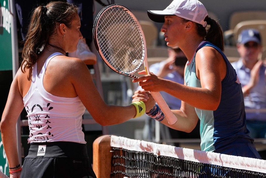 Iga Świątek pokonała Rosjankę Darię Kosotkinę w półfinale turnieju Roland Garros. Pytenie: dlaczego Rosjanka w ogóle grała?