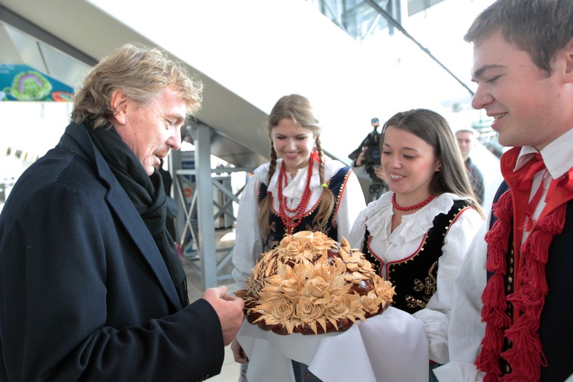 Zbigniew Boniek witany na lotnisku w Charkowie przez ukraińską delegację