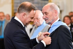 Antoni Macierewicz wśród odznaczonych najwyższym polskim orderem. "To naplucie w twarz rodzinom smoleńskim"