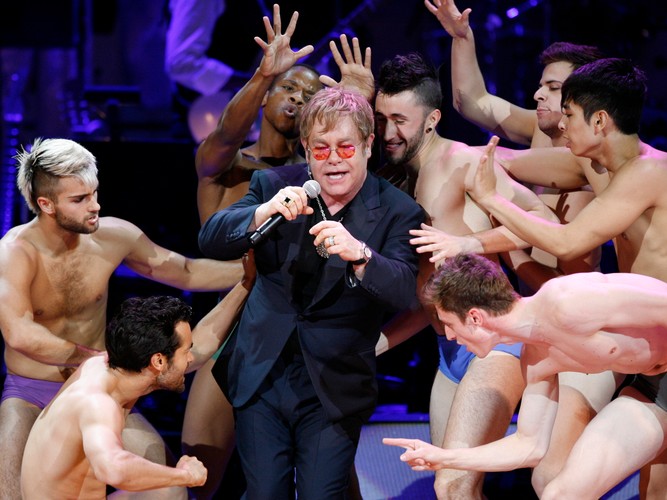 Elton John śpiewający 'Like A Virgin' Madonny w towarzystwie półnagich tancerzy w nowojorskiej Carnegie Hall (13 maja 2010)