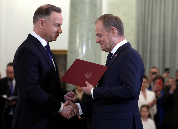 Prezydent Andrzej Duda oraz premier Donald Tusk podczas zaprzysiężenia nowego rządu.