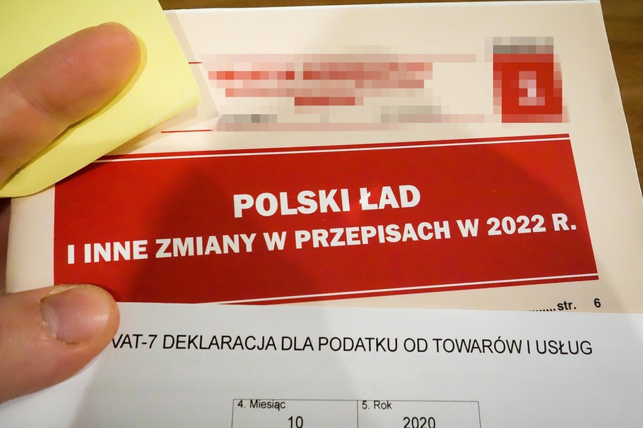 Nagradzanie urzędników administracji podatkowej za tzw. przypisy podatkowe jest od lat mocno ukrywanym przez władzę faktem. Polega ono w największym skrócie na tym, że tworzony jest fundusz premiowy będący częścią przypisów w wydanych decyzjach. W skali kraju to olbrzymie kwoty. Nie ma znaczenia, czy decyzja jest zgodna z prawem, czy sąd jej nie uchyli. Budżet na premie jest z samego przypisu z decyzji