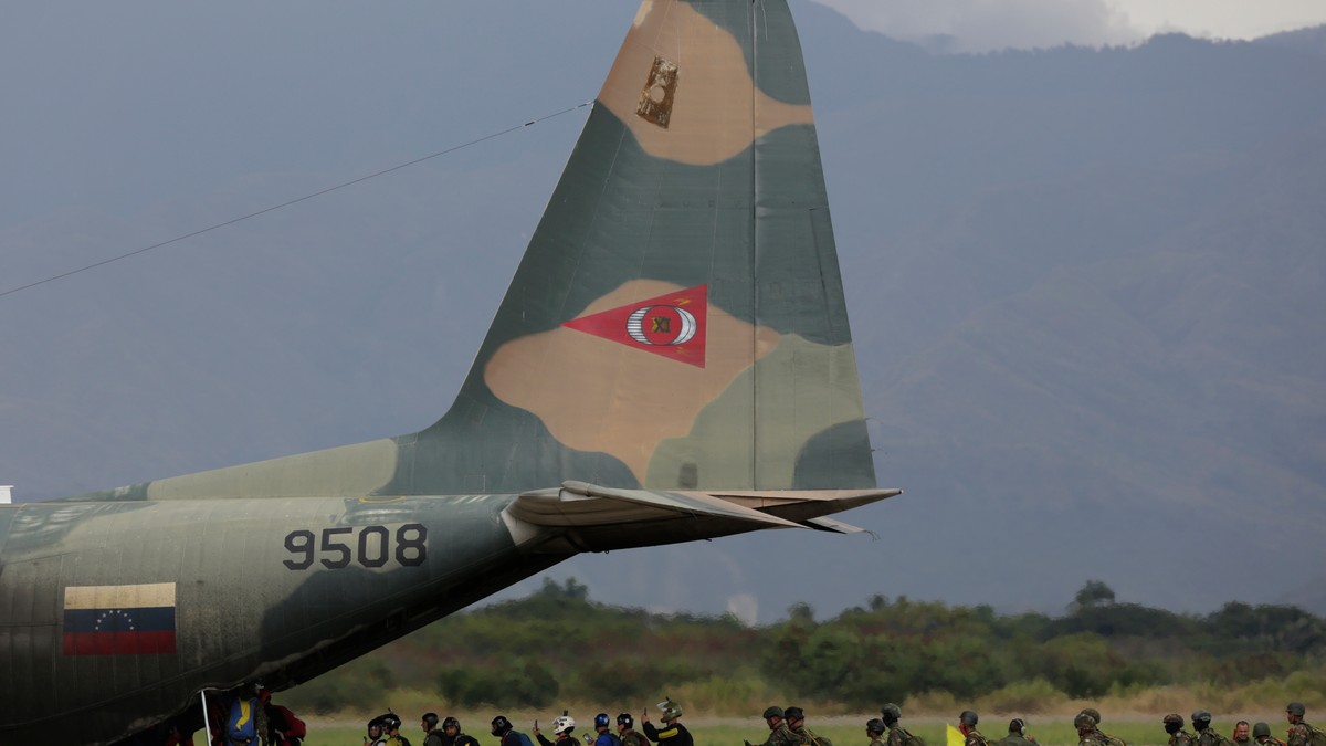 Venecuelanski padobranci pripremaju se za nastup u okviru Sajma industrijske avijacije u bazi Libertador u Marakaju 29. novembra