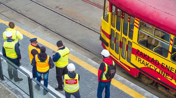 Tramwajarze zajmą także chodnik i drogę dla rowerów wzdłuż Al. Jerozolimskich, po stronie parku Pięciu Sióstr.