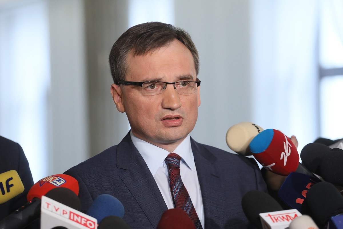 Minister sprawiedliwości Zbigniew Ziobro podczas konferencji prasowej w Sejmie.