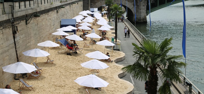 Tony piasku nad Sekwaną - 12 edycja Paris Plage