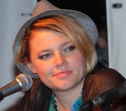 Ania Dąbrowska już bawi się świetnie – posłuchaj jej nowej płyty!