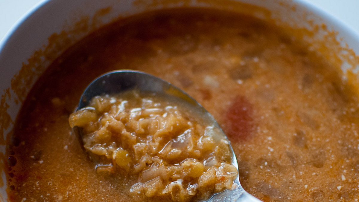 To zupa w sam raz na zimę! Ostra, z nutką orientalną w postaci curry, chilli i cynamonu. Całość idealnie uzupełniona jest delikatną, lekko słodkawą śmietaną sojową, która doskonale równoważy pazur soczewicowej. A skoro zima w toku... to warto ją przygotować dla swoich domowników.