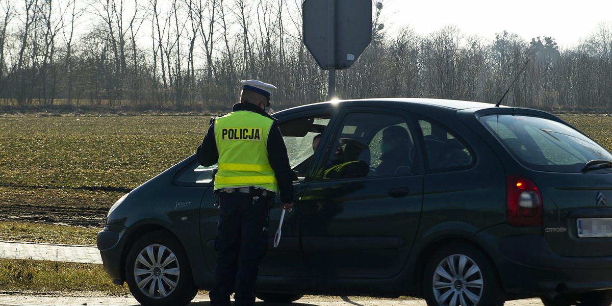 Rządzący chcą dyscyplinować łamiących przepisy kierowców powiązaniem wysokości składki za polisę OC z punktami karnymi za wykroczenia. 