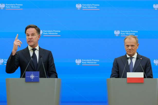 Warszawa, 26.03.2025. Premier Donald Tusk (P) oraz sekretarz generalny NATO Mark Rutte (L) podczas konferencji prasowej po spotkaniu w siedzibie Kancelarii Prezesa Rady Ministrów w Warszawie, 26 bm. (jm) PAP/Paweł Supernak
