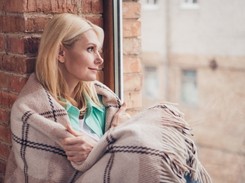 Świadomość przemijania nie musi boleć. Psycholog radzi, jak pogodzić się z upływem czasu