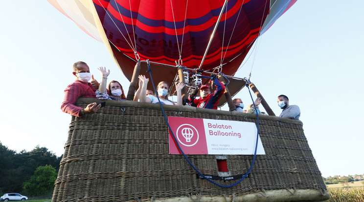 A 18 személyes, 35 méter magas hőlégballon 2600 kilós súllyal emelkedett a levegőbe. / Fotó: Fuszek Gábor