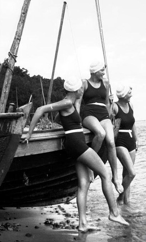 Panie w strojach  / 'Przedwojenne Wybrzeże. Najpiękniejsze fotografie'