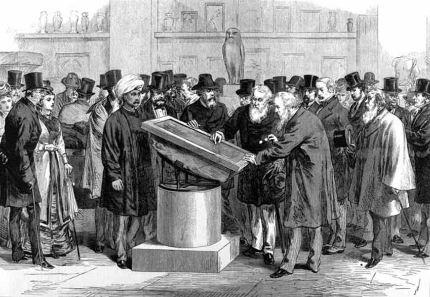 Eksperci badają kamień z Rosetty podczas Drugiego Międzynarodowego Kongresu Orientalistów w 1874 roku