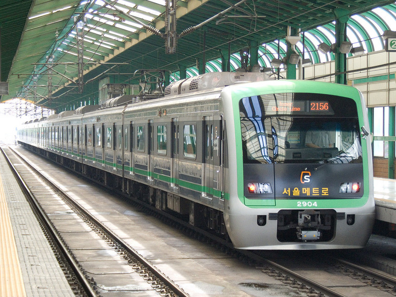 Najdłuższe linie metra na świecie. Rekordzista ma 12 razy więcej stacji niż  warszawskie metro