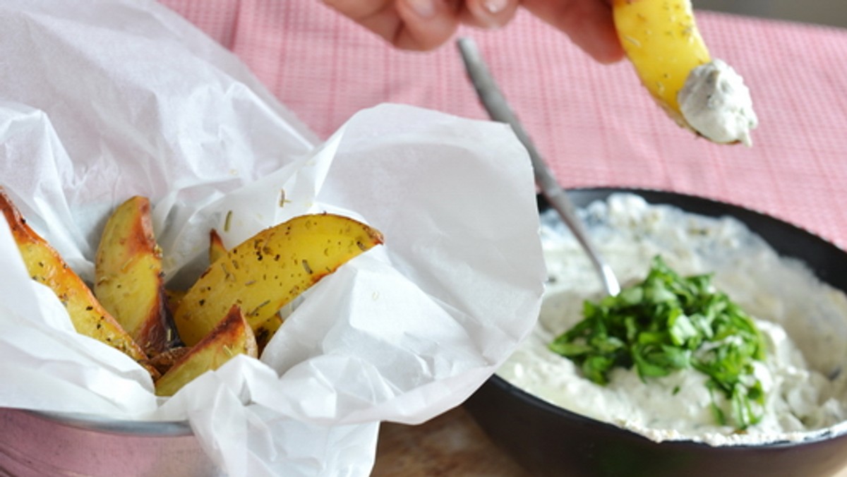 Przepis z myślą o ucztach grillowych. Idealnie pasuje do pieczonych ziemniaków lub wszelkiego rodzaju mięs. Połączenie świeżych ziół z twarogowym serkiem i jogurtem bałkańskim, sprawia że nasz dip wcale nie musi być bombą kaloryczną.