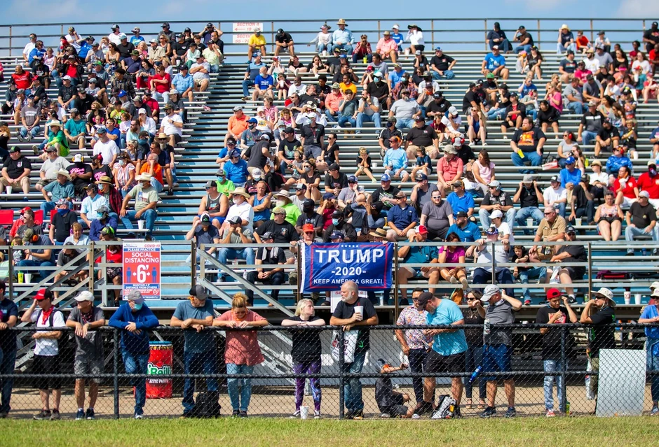 Trampove pristalice na auto trkama u Enisu, Teksas