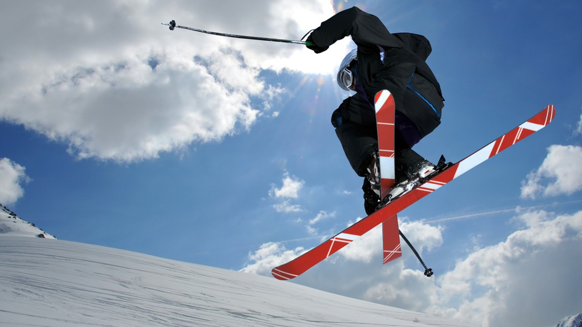 Świętokrzyskie ośrodki narciarskie zapraszają amatorów białego szaleństwa do spędzenia ferii zimowych na stokach regionu. Warunki do jazdy na nartach czy snowboardzie są bardzo dobre – na trasach leży średnio 40 cm białego puchu.