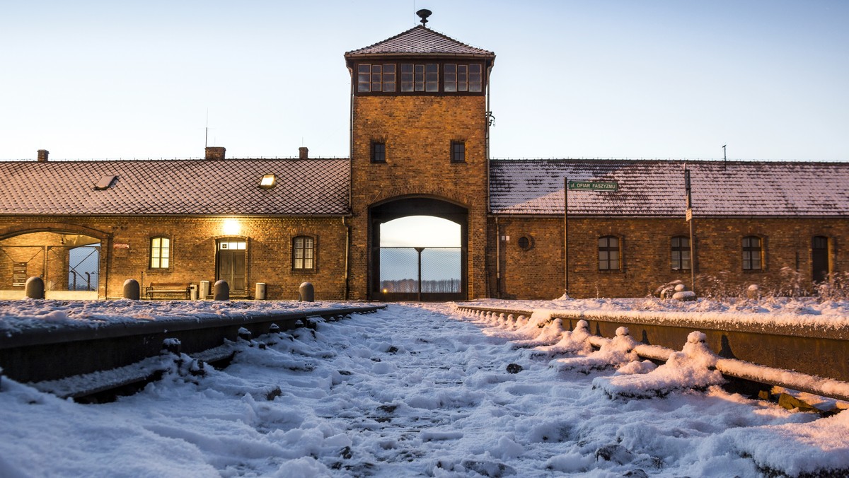 W poniedziałek krakowski IPN udostępni bazę danych załogi KL Auschwitz. Znajdzie się w niej 8,5 tys. nazwisk esesmanów, zatrudnionych w obozie od czasów jego założenia do likwidacji. To pierwszy taki spis w Polsce, najpełniejszy, jaki udało się zrobić na podstawie dostępnych źródeł.