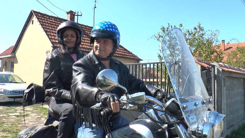 Zaljubljeni par na motoru