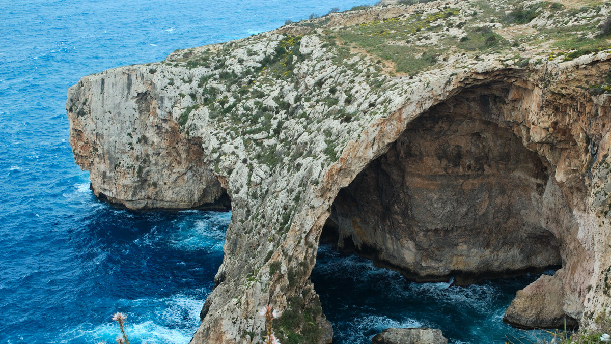 Malta, jedno z najmniejszych państw świata, wbrew swojemu rozmiarowi ma bardzo wiele do zaoferowania. Wachlarz atrakcji zainteresuje każdego: od miłośnika archeologii i historii, przez amatora czynnego wypoczynku, znawcę militariów, fana sztuki i architektury, smakosza, po przeciętnego turystę szukającego słońca, czystego morza i miejsca odpoczynku.