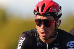 Tour de France: "Kieszonkowy sprinter" wygrał w Poitiers, ale liderem nadal Roglic