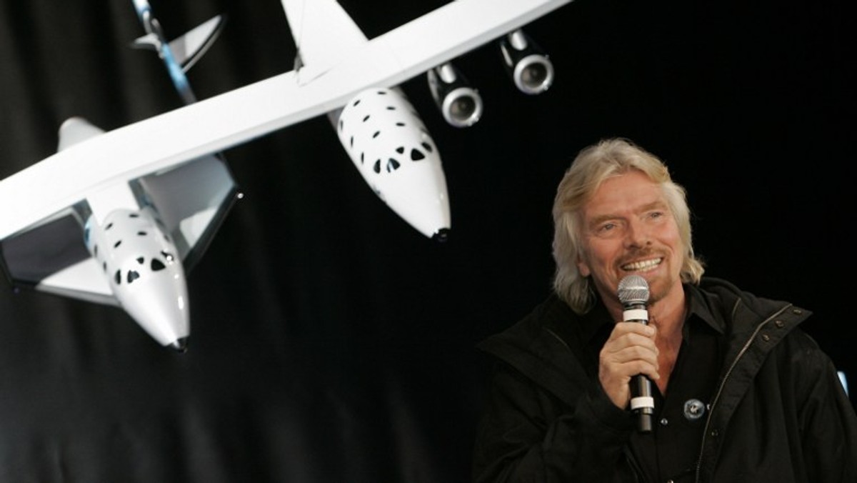 Richard Branson, twórca potężnego koncernu Virgin zapowiada w rozmowie z "Wprost", że już w 2013 roku projekt Virgin Galactic będzie gotowy. Dla niego to tylko pierwszy krok na drodze do kosmicznej turystyki. "Myślę, że w ciągu 20 lat będziemy technicznie gotowi do lotów na Marsa" - przekonuje.