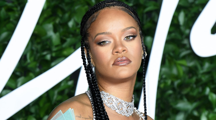 Rihanna most sem volt szégyenlős, szexi fehérneműben fotózkodott /Fotó: Northfoto