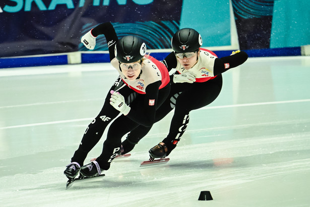 Kamila Stormowska (L) i Nikola Mazur (P) w wyścigu finałowym na 500 m podczas mistrzostw Europy w short tracku