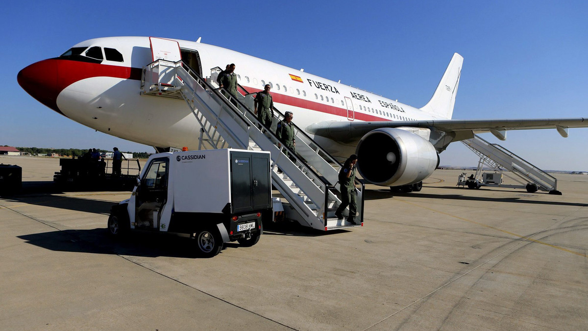 Samolot wojskowy z 75-letnim hiszpańskim misjonarzem, który w Liberii zaraził się wirusem Ebola wylądował dziś rano na lotnisku koło Madrytu - poinformowało hiszpańskie ministerstwo obrony. To pierwsza zakażona osoba, którą przetransportowano do Europy.
