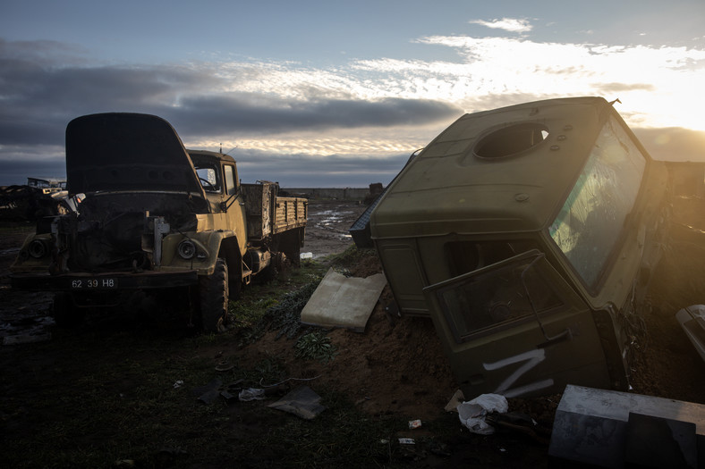 Zniszczone rosyjskie pojazdy wojskowe w Chersonu, 19 listopada 2022 r.