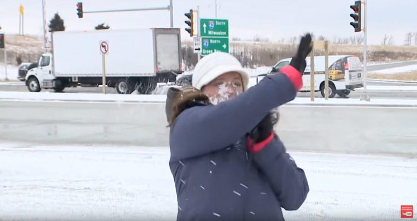 Reporterka dostała śnieżką w twarz na kilka sekund przed wejściem na antenę