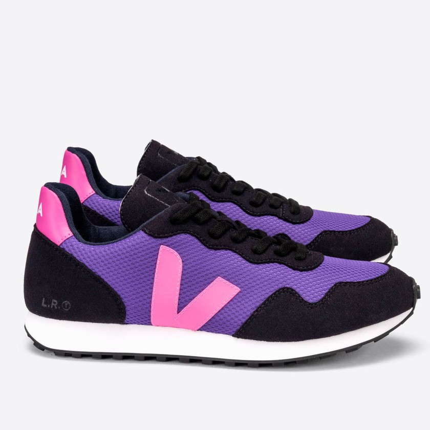 Vegane Sneakers «SDU Rec Alveomesh» in Lila, Pink und Schwarz von Veja für rund 51 Franken.