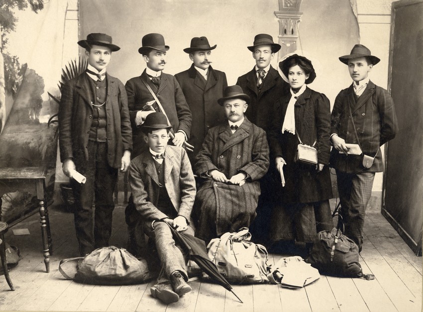 Jovan Cvijić sa studentima pred polazak na ekskurziju, početak XX veka