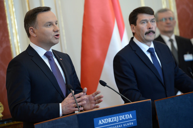 Prezydent RP Andrzej Duda i prezydent Węgier Janos Ader podczas konferencji prasowej po spotkaniu w Pałacu Sandora w Budapeszcie.