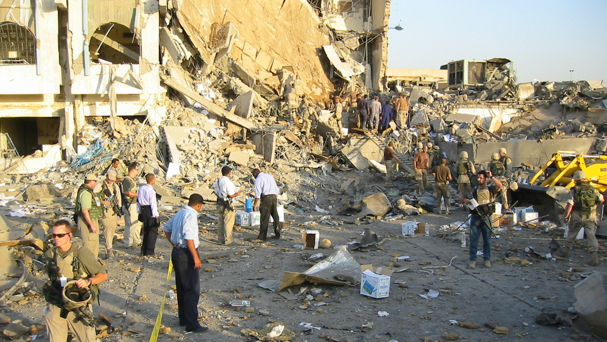 W ciągu ostatnich dwudziestu lat ponad 40 tysięcy pracowników humanitarnych padło ofiarą ataków podczas misji. Jednym z najtragiczniejszych był ten z 19 sierpnia 2003 r., kiedy to doszło do zamachu bombowego na placówkę ONZ w Bagdadzie. Światowy Dzień Pomocy Humanitarnej upamiętnia tych, którzy niosąc pomoc – stracili życie. Uświadamia też, że mimo niebezpieczeństw, ludzie, ciągle gotowi są do poświęceń dla innych.
