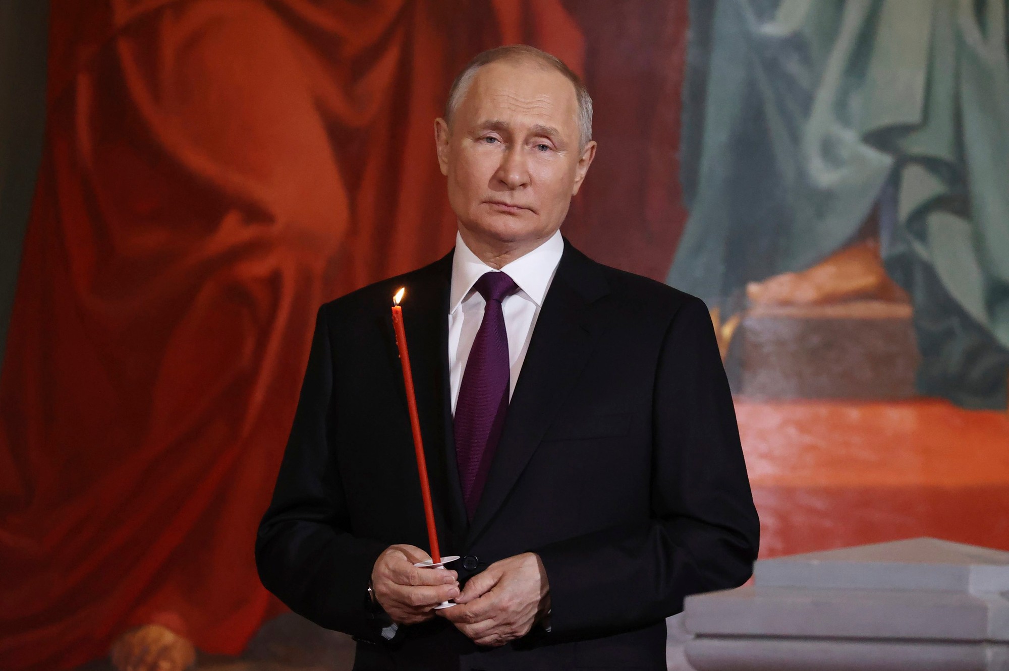 Ruský prezident Vladimir Putin počas pravoslávnej veľkonočnej bohoslužby v Chráme Krista Spasiteľa.