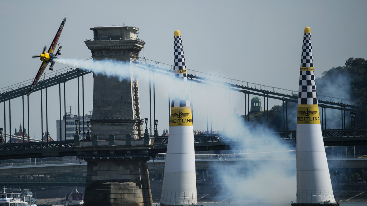 Austriak Hannes Arch we wspaniałym stylu wygrał w niedzielę czwartą odsłonę mistrzostw świata Red Bull Air Race, pokonując nie tylko lidera klasyfikacji generalnej Paula Bonhomme’a, ale także nieznośny upał. Dzięki drugiemu zwycięstwu z rzędu Arch wskoczył na drugie miejsce w rankingu najszybszej serii w świecie sportów motorowych i na półmetku ośmioodcinkowych mistrzostw ma na koncie łącznie 29 punktów.