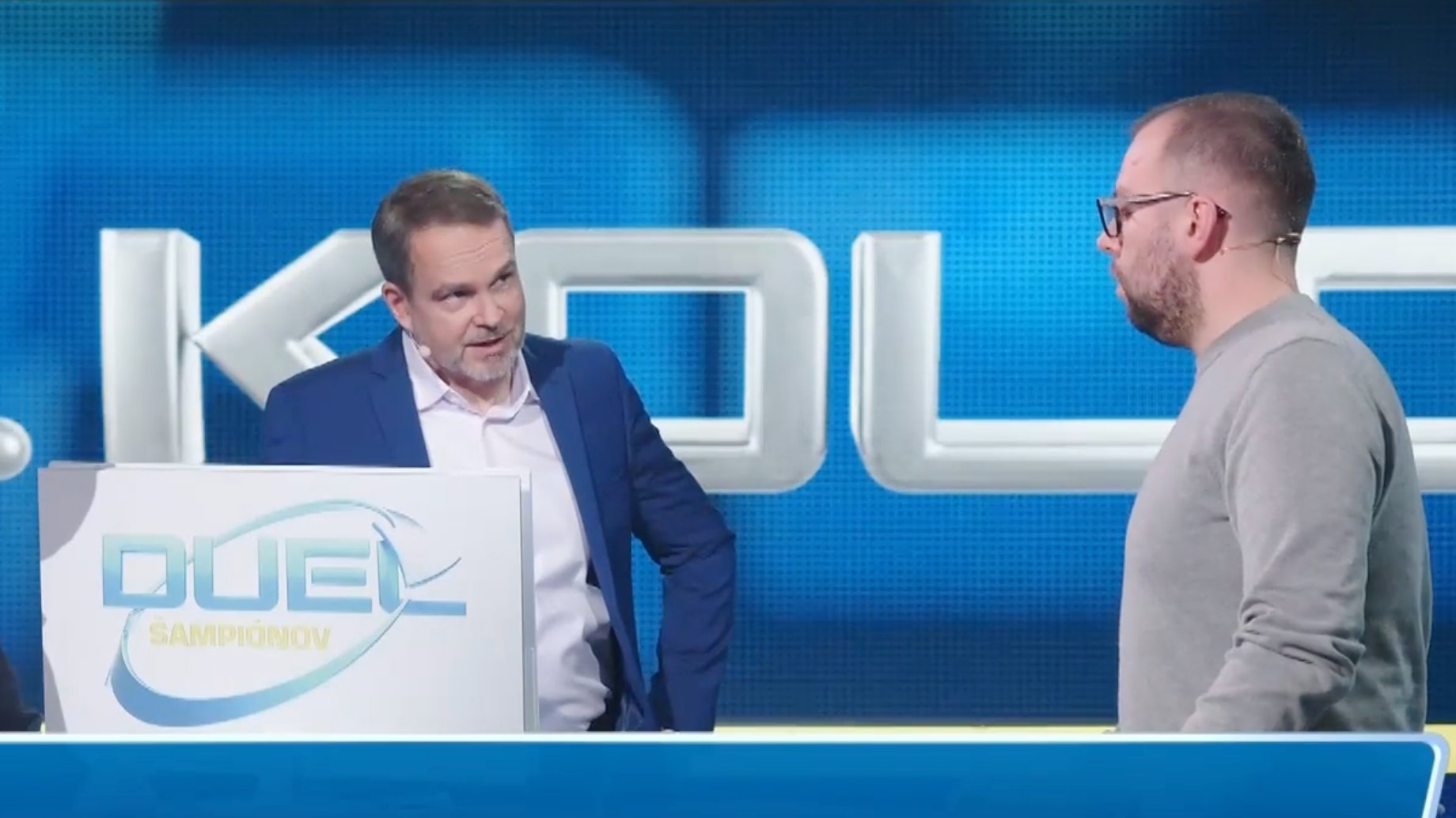 Moderátor Gregor Mareš a súťažiaci počas Duelu šampiónov. 