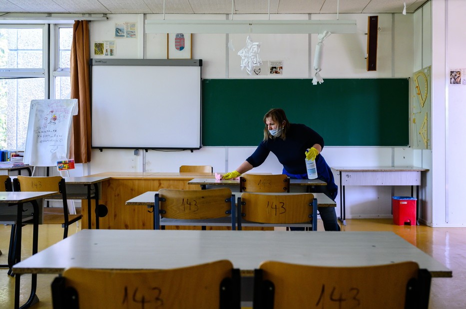 Csak a veszélyes iskolákat zárják majd be, de mindenhol sokat fertőtlenítenek. / Fotó: MTI Vasvári Tamás