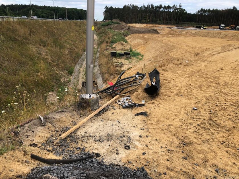 Dziadek jechał z babcią i wnuczkiem nad morze. Nagle zasnął za kierownicą