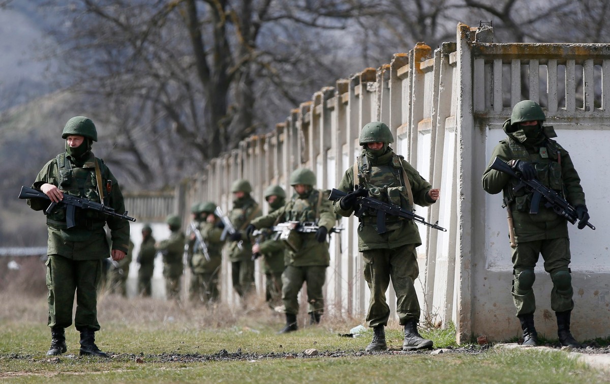 Mundurowi otaczają jednostkę wosjkowa w pobliżu Symferopolu