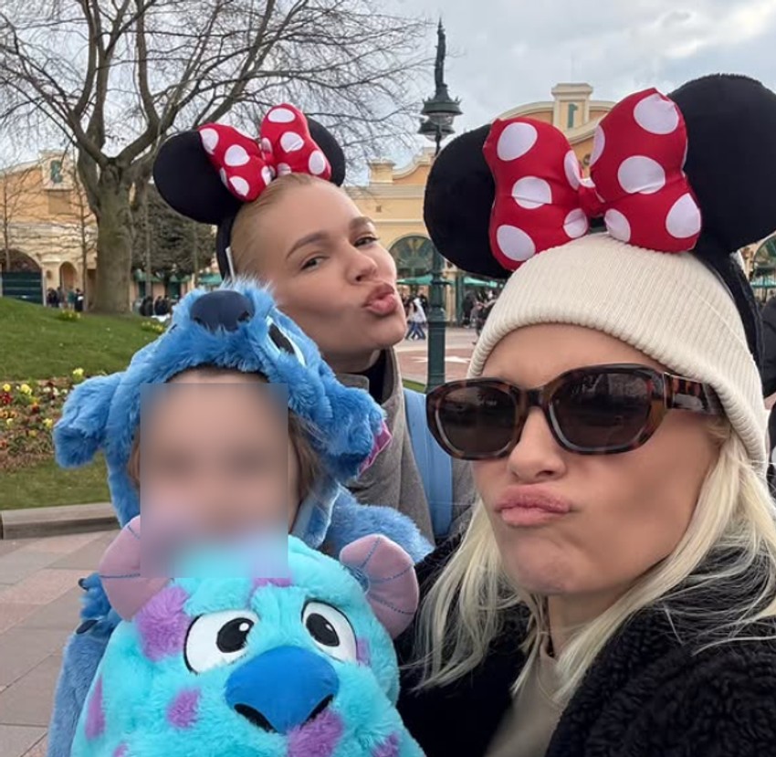 Nataša Bekvalac sa porodicom u Diznilendu