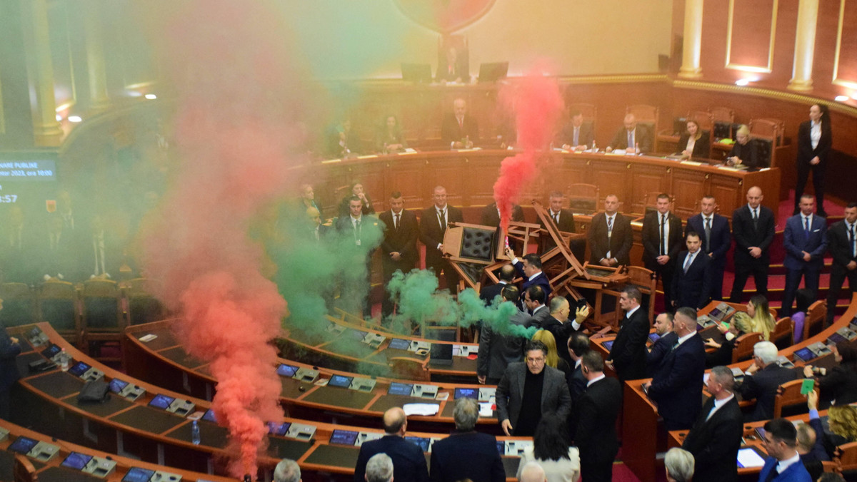 Świecie dymne i wieża z krzeseł w albańskim parlamencie. "Maniery uliczne"
